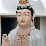 Tượng Quan Âm Sứ Trắng Sen Hồng Cao Cấp QA-010