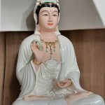 Tượng Quan Âm Sứ Trắng Sen Hồng Cao Cấp QA-010