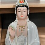 Tượng Quan Âm Sứ Trắng Sen Hồng Cao Cấp QA-010