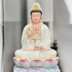Tượng Quan Thế Âm Bồ Tát bằng sứ trắng hoa sen đẹp